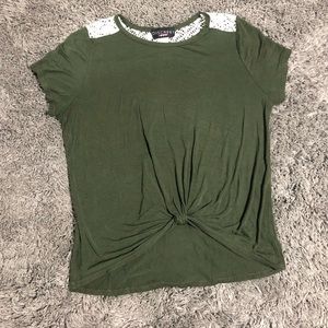 Discreet green short sleeve blouse/tee